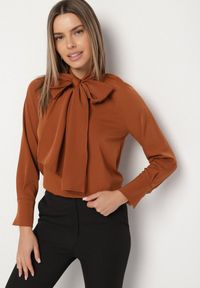 Born2be - Brązowa Bluzka Vices z Wiązaniem pod Szyją Averile. Okazja: na co dzień. Kolor: brązowy. Materiał: jeans. Styl: klasyczny, casual