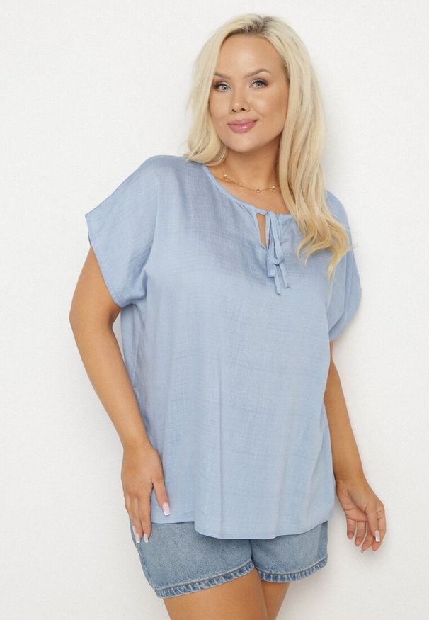 Born2be - Niebieska Bluzka z Wiskozą Wiązana przy Dekolcie Dovarelle. Okazja: na co dzień. Kolekcja: plus size. Kolor: niebieski. Materiał: wiskoza. Długość rękawa: krótki rękaw. Długość: krótkie. Styl: casual, elegancki