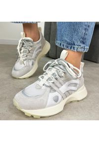 Białe skórzane sneakersy damskie Vinceza 66744. Okazja: na co dzień, na spacer. Nosek buta: okrągły. Zapięcie: sznurówki. Kolor: biały. Materiał: skóra, zamsz, tkanina. Szerokość cholewki: normalna. Sezon: wiosna, lato, jesień. Sport: turystyka piesza #1