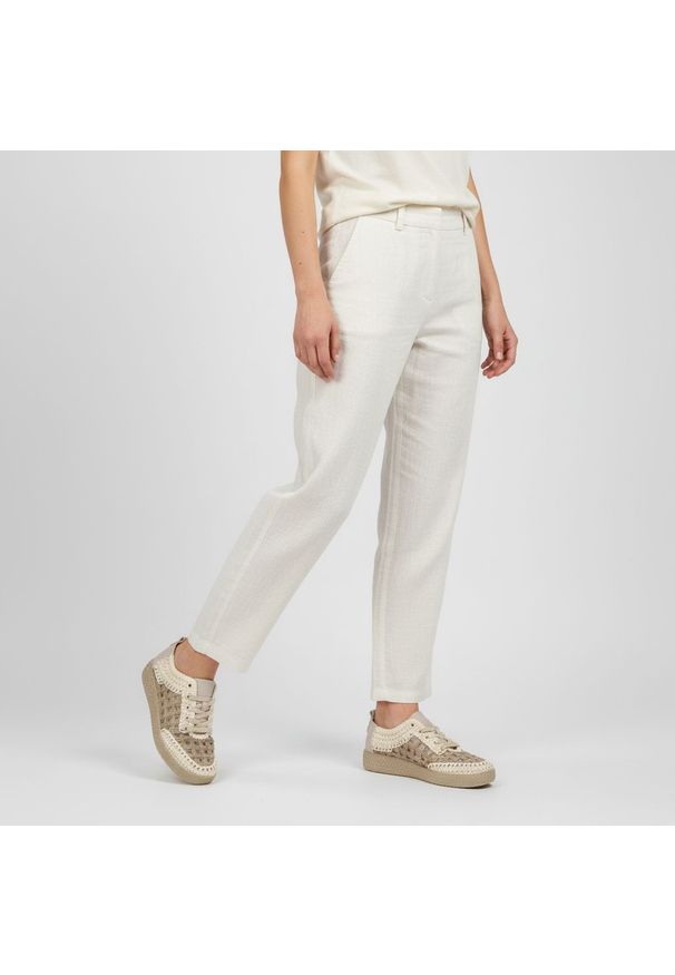 Półbuty damskie S.Barski, cholewka połączenie materiału tekstylnego i koronki wiązanie klasyczne perforowane panele niski fason zaokrąglony nosek, be. Kolor: beżowy. Materiał: materiał, koronka. Szerokość cholewki: normalna. Wzór: koronka. Styl: klasyczny