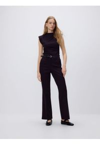 Reserved - Spodnie flare z paskiem - ciemnobrązowy. Kolor: brązowy. Materiał: wiskoza, tkanina #1