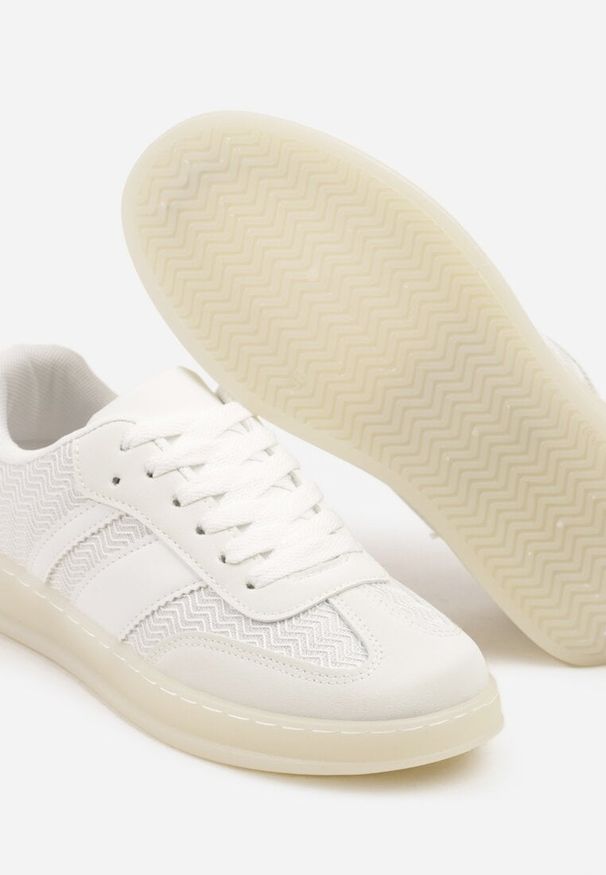 Born2be - Białe Sneakersy Typu Tenisówki z Ozdobnymi Paskami Amodelle. Okazja: na co dzień. Zapięcie: pasek. Kolor: biały. Materiał: jeans. Wzór: paski. Obcas: na obcasie. Wysokość obcasa: niski