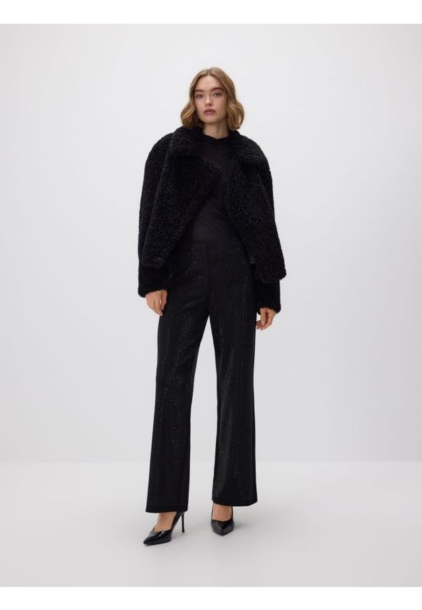 Reserved - Szerokie spodnie ze strassem - czarny. Kolor: czarny. Materiał: dzianina