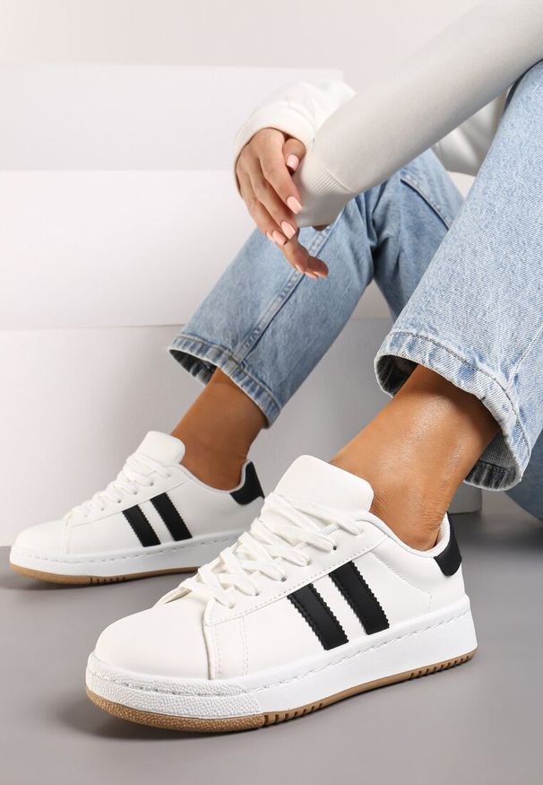 Born2be - Białe Płaskie Sneakersy z Kontrastowymi Paskami Navisana. Zapięcie: pasek. Kolor: biały. Materiał: jeans. Wzór: aplikacja