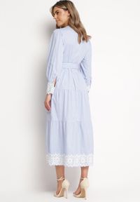 Born2be - Jasnoniebieska Bawełniana Sukienka Taliowana z Koronką w Stylu Rustykalnym Blekotta. Kolor: niebieski. Materiał: koronka, bawełna. Wzór: koronka. Sezon: wiosna, lato #4