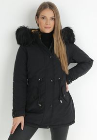 Born2be - Czarno-Żółta Kurtka Dwustronna Pikowana z Kapturem z Futerkiem Amerina. Okazja: na co dzień, na spacer. Typ kołnierza: kaptur. Kolor: czarny. Materiał: futro. Długość rękawa: długi rękaw. Długość: długie. Styl: klasyczny, casual #5