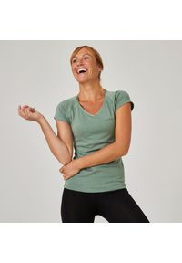 DOMYOS - Koszulka z krótkim rękawem damska Nyamba Gym & Pilates slim. Kolor: zielony. Materiał: materiał, elastan, bawełna, poliester, lyocell. Długość rękawa: krótki rękaw. Długość: krótkie. Wzór: ze splotem. Sport: joga i pilates