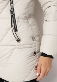 Born2be - Biała Pikowana Kurtka z Dwustronnym Suwakiem i Kapturem z Odpinanym Futrzanym Obszyciem Fenina. Okazja: na spacer. Typ kołnierza: golf. Kolor: biały. Materiał: futro. Styl: klasyczny, elegancki #5