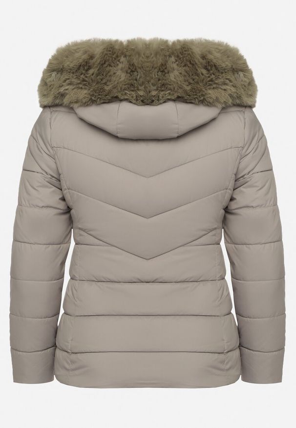 Born2be - Ciemnozielona Pikowana Kurtka z Odpinanym Kapturem z Futerkiem Savessia. Okazja: na spacer. Kolekcja: plus size. Kolor: zielony. Materiał: futro. Wzór: aplikacja. Styl: elegancki