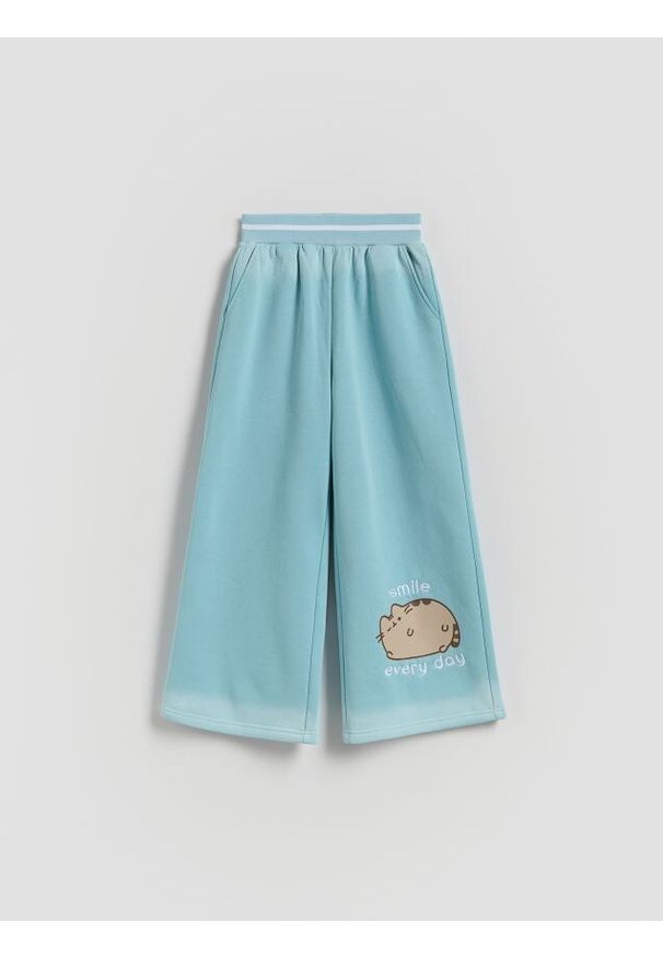 Reserved - Szerokie spodnie Pusheen - jasnoniebieski. Kolor: niebieski. Materiał: dzianina, bawełna, dresówka