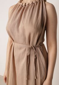 Born2be - Beżowa Wiskozowa Sukienka Bez Rękawów z Warkoczowym Splotem przy Dekolcie Shirineli. Okazja: na co dzień. Kolekcja: plus size. Kolor: beżowy. Materiał: wiskoza. Długość rękawa: bez rękawów. Wzór: ze splotem. Typ sukienki: proste, dla puszystych. Styl: boho, elegancki, klasyczny, casual #5