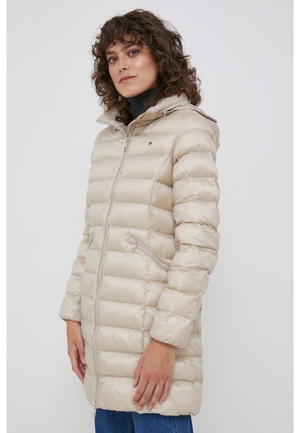TOMMY HILFIGER - Tommy Hilfiger kurtka damska kolor beżowy przejściowa. Typ kołnierza: kaptur. Kolor: beżowy. Materiał: poliester