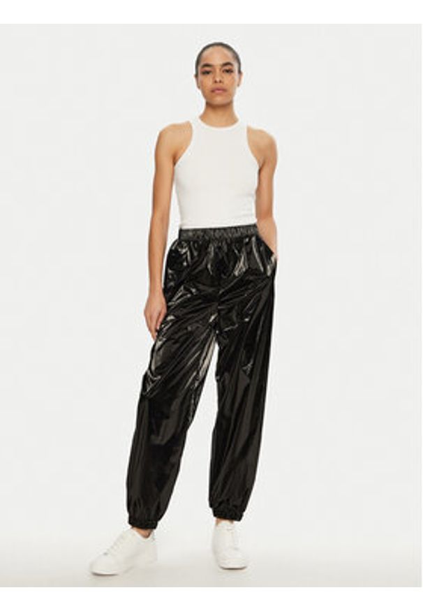 Guess Spodnie dresowe V5RB09 WGUJ0 Czarny Regular Fit. Kolor: czarny. Materiał: syntetyk