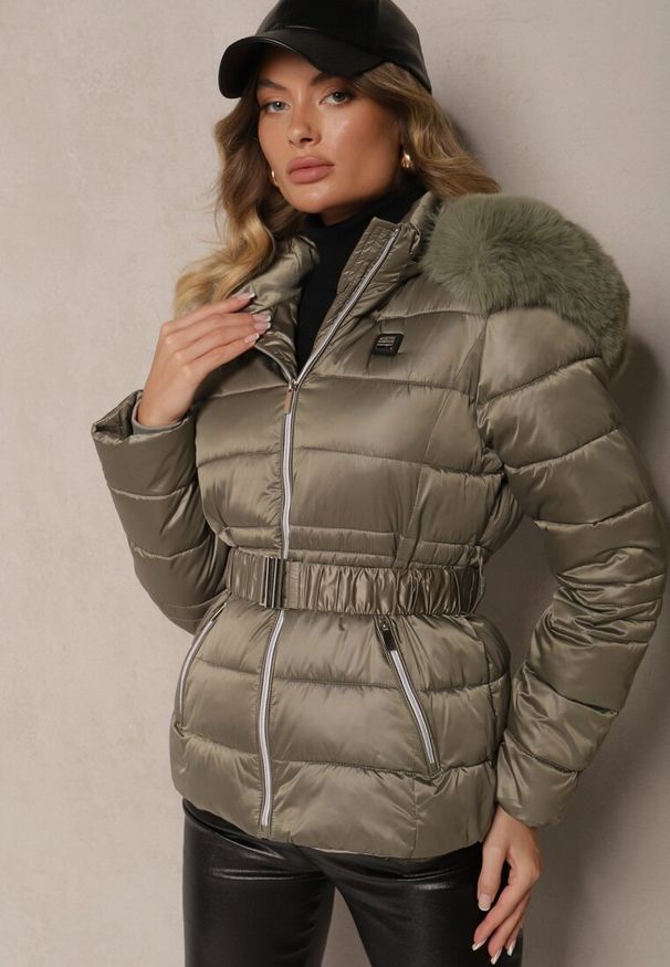 Renee - Ciemnozielona Kurtka z Pikowanym Przeszyciem Kapturem z Futerkiem i Marszczonym Paskiem Ravasinna. Okazja: na co dzień. Kolor: zielony. Materiał: futro. Styl: elegancki, casual