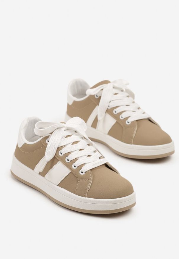 Born2be - Ciemnobeżowe Sneakersy na Płaskiej Podeszwie Ozdobione Paskami Ravesi. Okazja: na co dzień. Zapięcie: pasek. Kolor: beżowy. Materiał: jeans. Wzór: aplikacja. Obcas: na płaskiej podeszwie