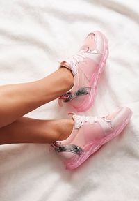 Renee - Różowe Sneakersy Gathalise. Wysokość cholewki: przed kostkę. Kolor: różowy. Materiał: materiał, skóra. Szerokość cholewki: normalna. Wzór: aplikacja #1