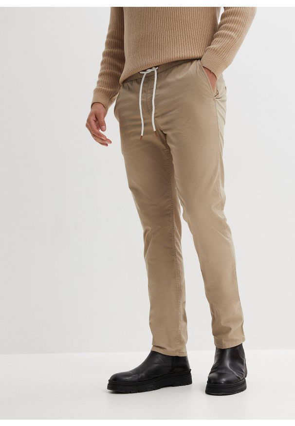 bonprix - Spodnie z gumką w talii, ze stretchem, slim fit, prosta nogawka. Kolor: beżowy, zielony. Materiał: skóra