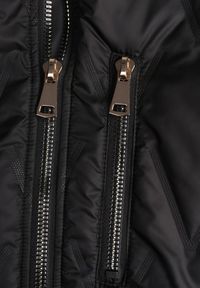 Renee - Czarna Długa Kurtka Parka Pikowana z Kapturem Ozdobiona Aplikacją Rossea. Okazja: na co dzień. Typ kołnierza: kaptur. Kolor: czarny. Materiał: poliester, jeans. Długość: długie. Wzór: aplikacja. Styl: casual, street #5