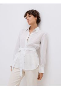 Reserved - Długa koszula z wiązaniem - biały. Kolor: biały. Materiał: wiskoza, tkanina. Długość: długie #1