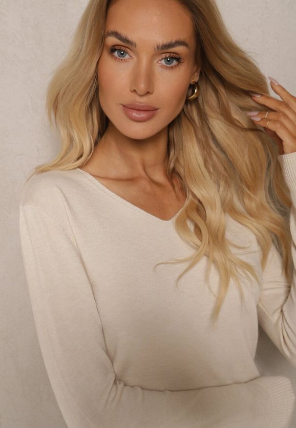 Renee - Jasnobeżowy Sweter z Bawełną i Trójkątnym Dekoltem Eulinevia. Okazja: na co dzień, na spotkanie biznesowe. Kolor: beżowy. Materiał: bawełna. Wzór: aplikacja. Styl: biznesowy, casual