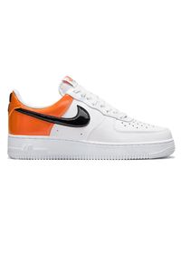 Buty Nike Air Force 1 07 Biało-Pomarańczowe. Okazja: na co dzień. Kolor: wielokolorowy, biały, pomarańczowy. Materiał: skóra. Szerokość cholewki: normalna. Model: Nike Air Force. Sport: turystyka piesza #1