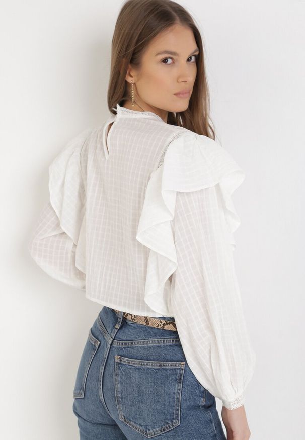 Born2be - Biała Bluzka Coraseise. Typ kołnierza: kołnierz z falbankami. Kolor: biały. Materiał: jeans, koronka. Długość rękawa: długi rękaw. Długość: długie. Wzór: aplikacja