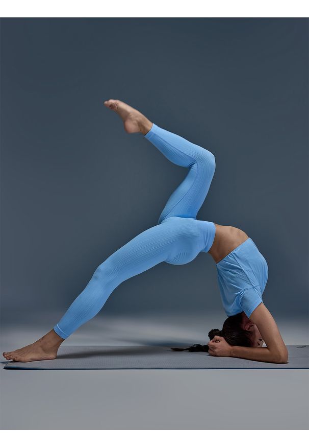 4f - 4F Legginsy treningowe bezszwowe damskie - niebieskie M/L. Stan: podwyższony. Kolor: niebieski. Materiał: elastan, materiał, włókno, dzianina, syntetyk. Długość: długie. Wzór: gładki. Sport: fitness, joga i pilates