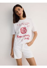 Reserved - T-shirt oversize z nadrukiem - biały. Kolor: biały. Materiał: bawełna, dzianina. Wzór: nadruk #1