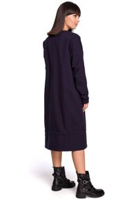 BE - Bawełniana długa sukienka dresowa oversize granatowa. Kolor: niebieski. Materiał: dresówka, bawełna. Typ sukienki: oversize. Długość: maxi