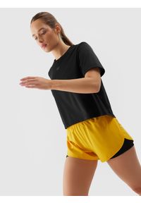 4f - Koszulka treningowa loose szybkoschnąca damska - czarna. Kolor: czarny. Materiał: syntetyk, elastan, materiał, włókno, dzianina. Długość rękawa: krótki rękaw. Długość: krótkie. Wzór: ze splotem, jednolity, gładki. Sport: fitness