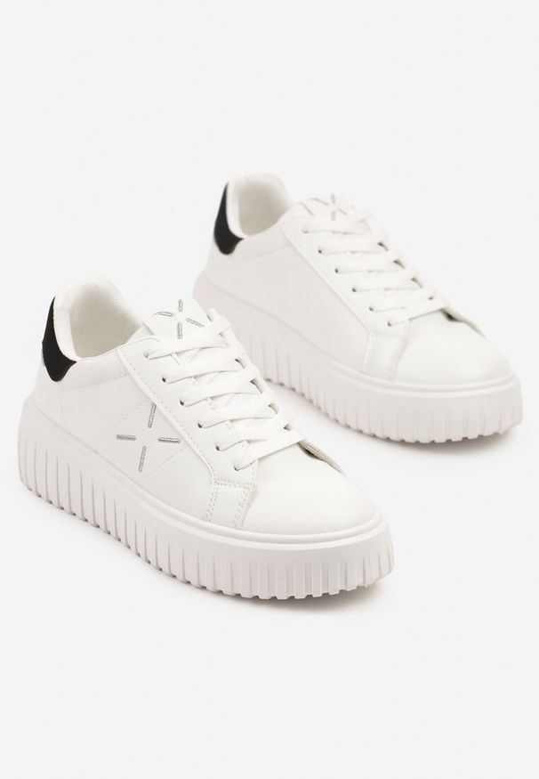 Born2be - Biało-Czarne Sneakersy na Grubej Tłoczonej Podeszwie z Brokatem Nusandra. Okazja: na co dzień. Kolor: biały. Materiał: jeans. Wzór: aplikacja