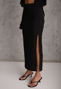 Renee - Czarna Teksturowana Spódnica Ołówkowa z Rozcięciem z Boku Piremilia. Okazja: na spacer, na co dzień. Kolor: czarny. Materiał: tkanina. Styl: elegancki, casual #2