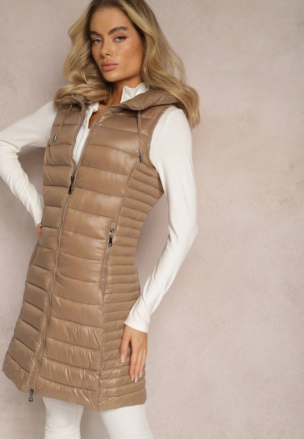 Renee - Ciemnobeżowa Pikowana Kamizelka o Długim Kroju z Kapturem Rienile. Typ kołnierza: kaptur. Kolor: beżowy. Długość: długie. Styl: elegancki