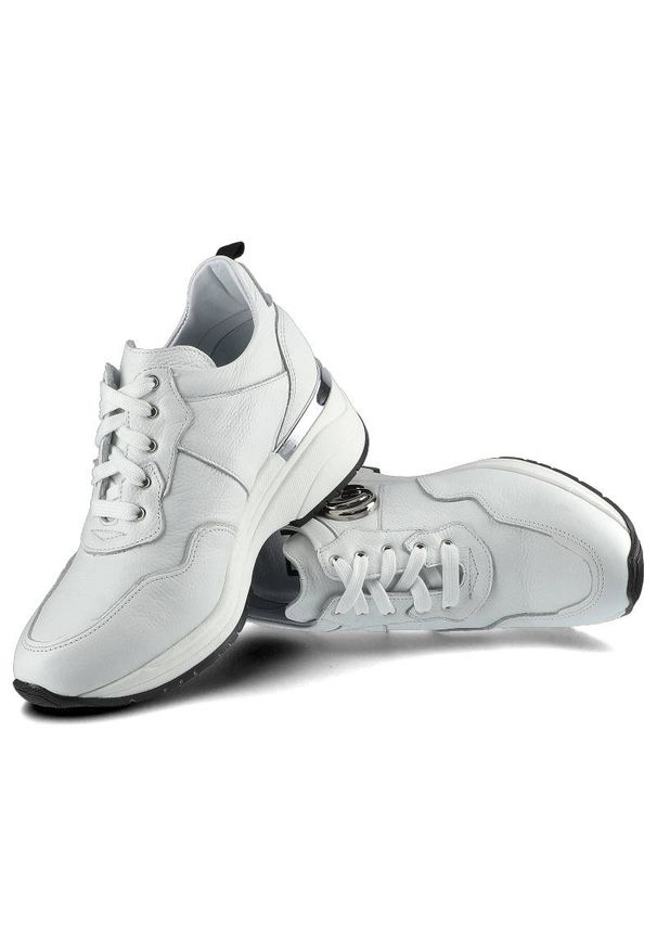 Sneakersy damskie Karino, skórzane na podwyższonej podeszwie z metalicznym akcentem i boczną ozdobą, białe, 3711-010-P. Okazja: na co dzień. Kolor: biały. Materiał: skóra. Szerokość cholewki: normalna. Wzór: gładki, aplikacja. Obcas: na platformie. Styl: elegancki, casual, sportowy