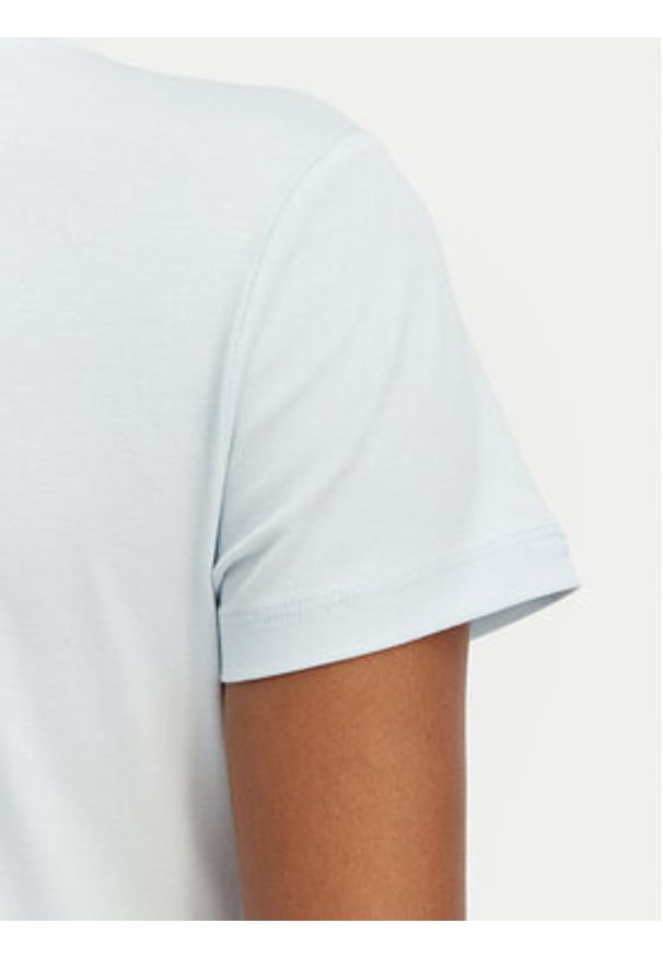 Guess T-Shirt W6GI11 K3026 Niebieski jasny Regular Fit. Kolor: niebieski. Materiał: bawełna