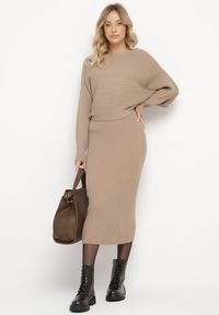 Born2be - Ciemnobeżowy Prążkowany Komplet z Wiskozą Góra o Kroju Nietoperza Spódnica z Gumką w Pasie Zortia. Kolor: beżowy. Materiał: wiskoza, prążkowany. Wzór: prążki #7