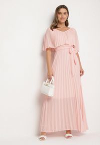 Born2be - Jasnoróżowa Sukienka Plisowana z Szeroką Falbaną Przy Dekolcie Dinara. Kolor: różowy. Styl: wizytowy. Długość: maxi #5