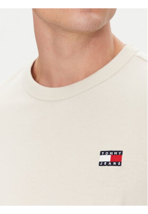 Tommy Jeans T-Shirt Badge DM0DM20322 Beżowy Regular Fit. Kolor: beżowy. Materiał: bawełna