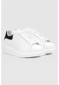 Alexander McQueen - ALEXANDER MCQUEEN Białe sneakersy damskie z czarnym napiętkiem. Kolor: biały. Materiał: zamsz, skóra. Szerokość cholewki: normalna #1