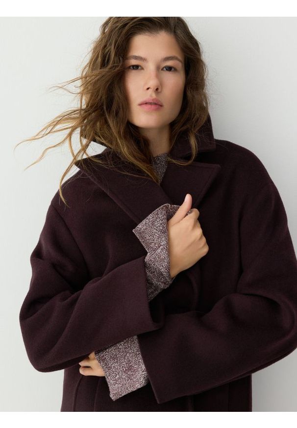 Reserved - Płaszcz z wełną - ciemnofioletowy. Kolor: fioletowy. Materiał: wełna