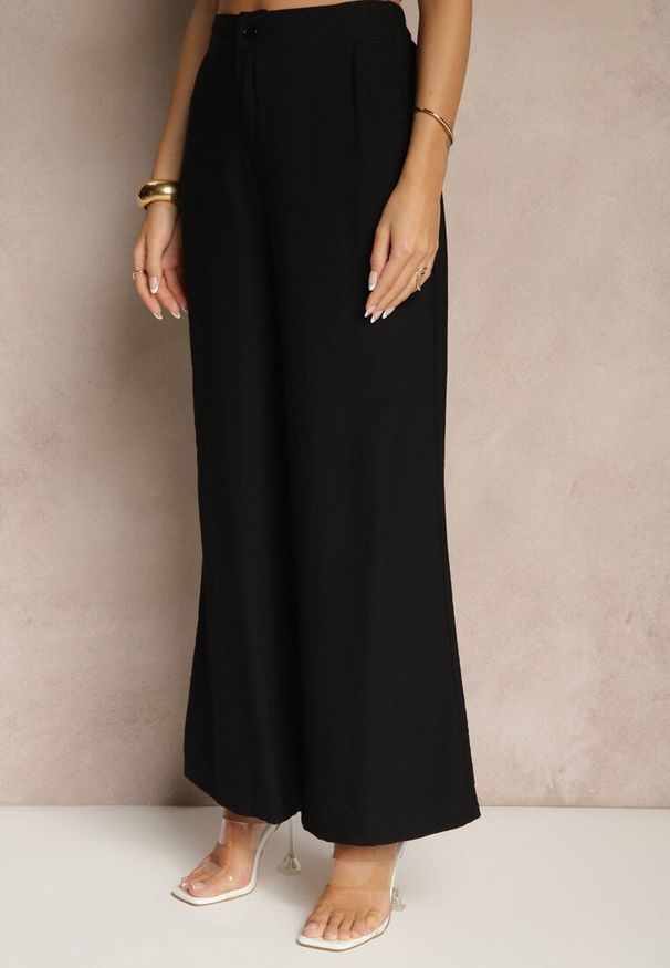 Renee - Czarny Komplet z Wiskozą Top z Falbanką na Jedno Ramię i Spodnie Wide Leg Nirellea. Kolor: czarny. Materiał: wiskoza