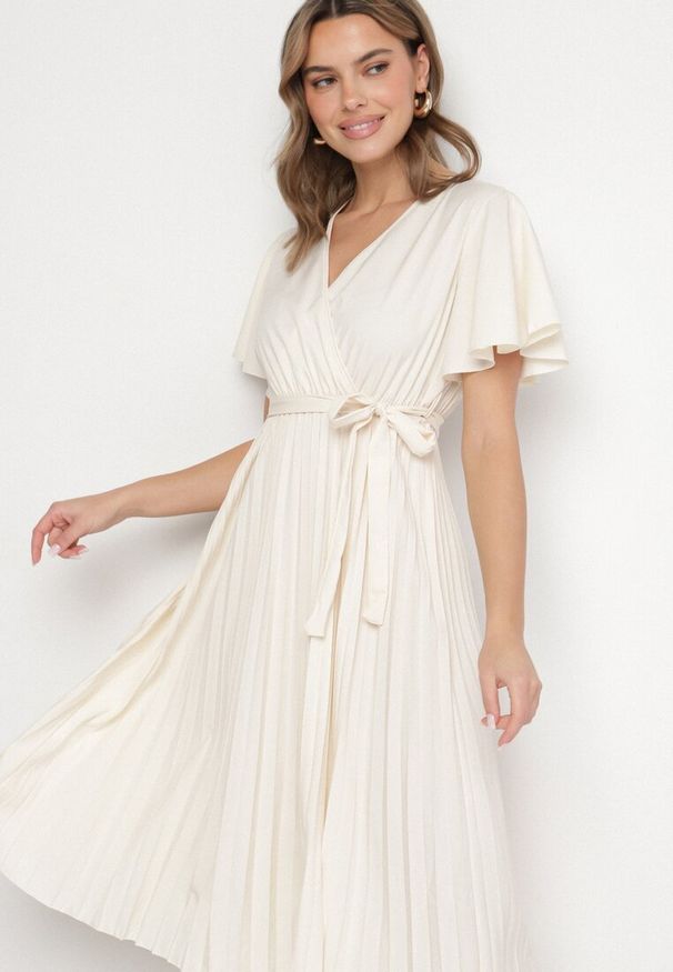 Born2be - Jasnobeżowa Sukienka Plisowana z Dekoltem w V z Paskiem w Talii Zolseki. Okazja: na co dzień. Kolor: beżowy. Styl: casual, klasyczny