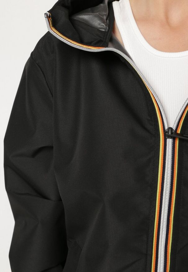 Born2be - Czarna Kurtka Wiatrówka na Zamek Błyskawiczny z Kapturem Radisca. Typ kołnierza: kaptur. Kolor: czarny