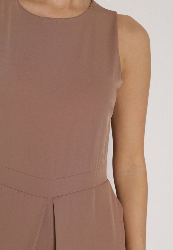 Born2be - Ciemnobeżowy Elegancki Kombinezon z Ozdobnymi Zakładkami Zellysha. Okazja: na co dzień, na spotkanie biznesowe. Kolor: beżowy. Wzór: aplikacja. Styl: elegancki