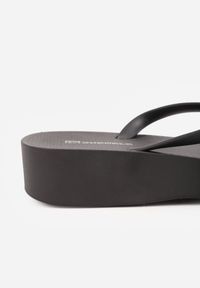 Renee - Czarne Japonki Basic na Grubszej Podeszwie Dephanie. Okazja: na co dzień. Kolor: czarny. Materiał: len, jeans. Wzór: gładki. Sezon: lato. Styl: wakacyjny, klasyczny, sportowy, street, casual #7
