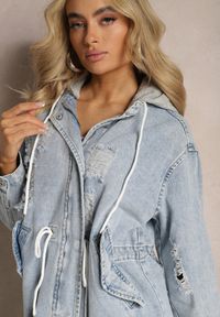 Renee - Jasnoniebieska Długa Kurtka Jeansowa z Bawełny z Przetarciami i Troczkiem w Talii Rileni. Okazja: na co dzień. Kolor: niebieski. Materiał: bawełna, jeans. Długość: długie. Styl: wizytowy, elegancki, casual #3