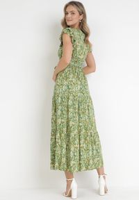 Born2be - Zielona Rozkloszowana Sukienka Maxi z Wiskozy Cellen. Typ kołnierza: kołnierz z falbankami, dekolt kopertowy. Kolor: zielony. Materiał: wiskoza. Wzór: aplikacja. Typ sukienki: kopertowe. Długość: maxi #2