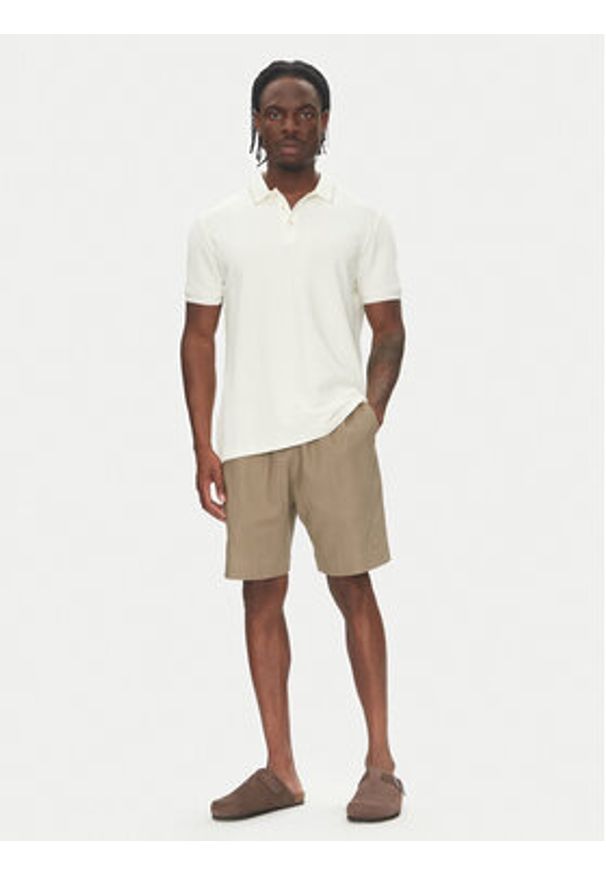 Emporio Armani Szorty materiałowe EM000681 AF12356 U6189 Brązowy Regular Fit. Kolor: brązowy. Materiał: len