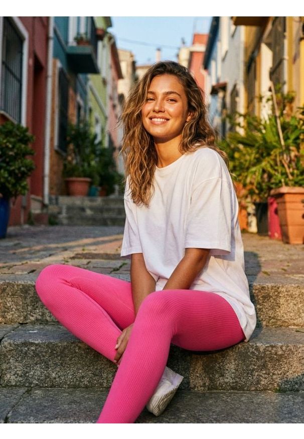 Sinsay - Sportowe legginsy w prążek Gym Hard - różowy. Kolor: różowy. Wzór: prążki. Styl: sportowy