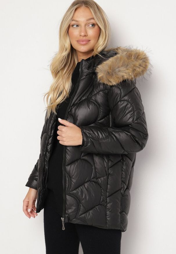Born2be - Czarna Kurtka z Ozdobnymi Pikowanymi Przeszyciami i Kapturem z Futerkiem Cyrinna. Okazja: na co dzień. Kolor: czarny. Materiał: futro. Styl: elegancki, casual
